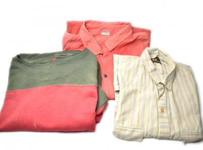 Camisas de sus hijos que atesora María