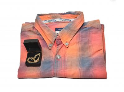 Camisa y manilla de Jhon que guarda su familia