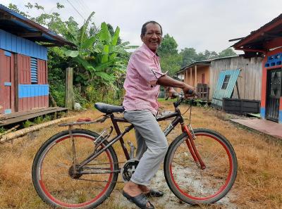 Don Luis Eduardo en su bicicleta el único recuerdo que logró conservar de su hijo